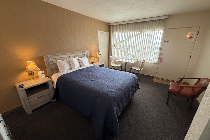 Room 8 of 33