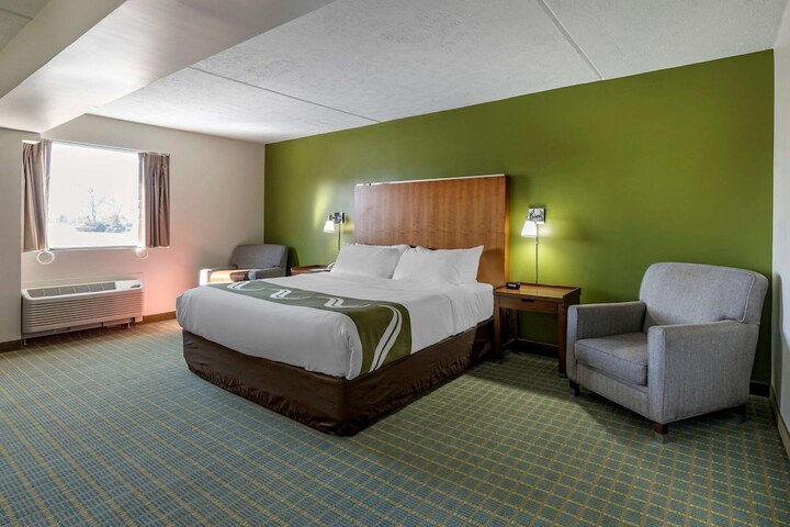 1 King Bed (12 of 18)