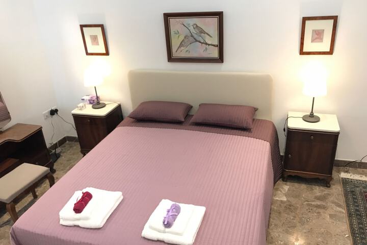 Room 4 of 104