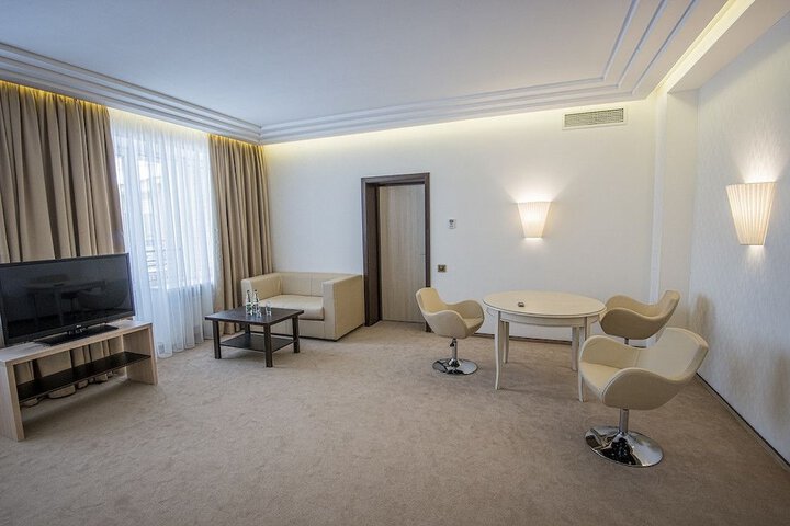 Room 11 of 36
