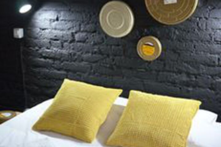 Room 8 of 12