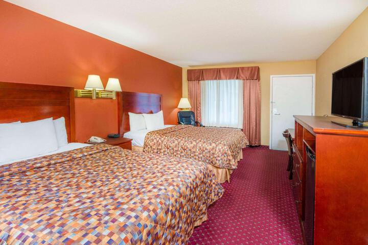 2 Queen Beds (13 of 14)