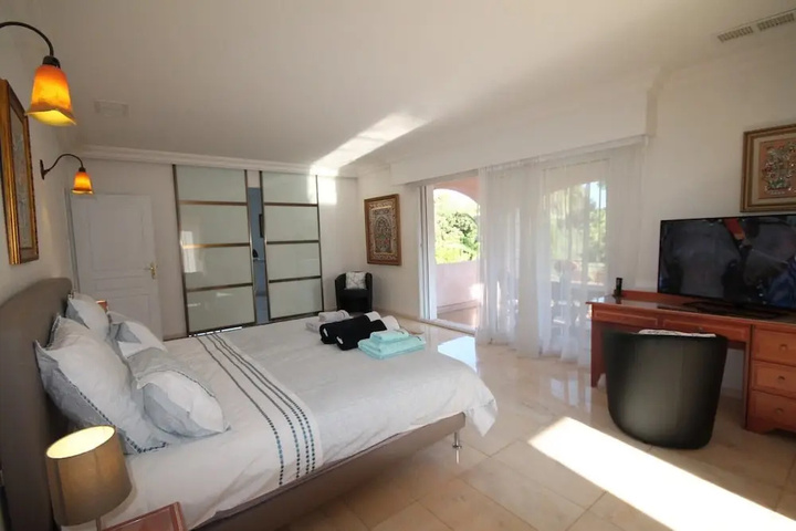 Room 2 of 15