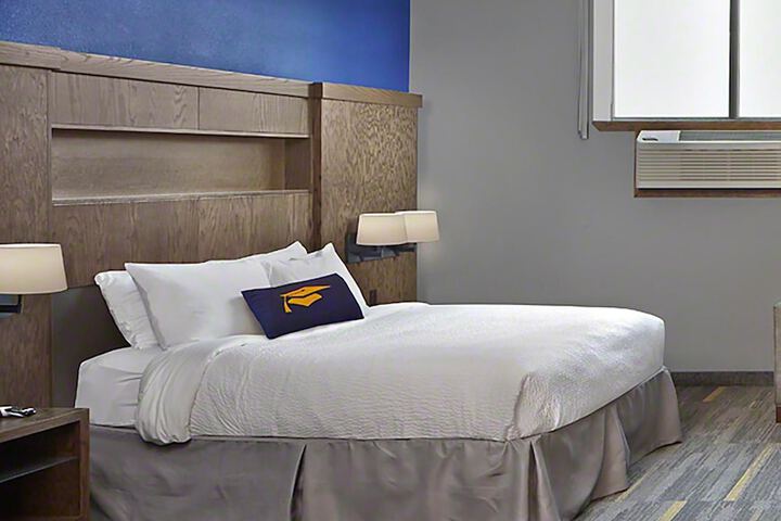 2 Queen Beds (5 of 10)