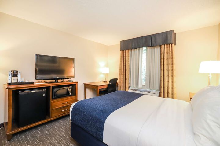 1 King Bed (2 of 40)