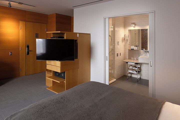 Room 32 of 106