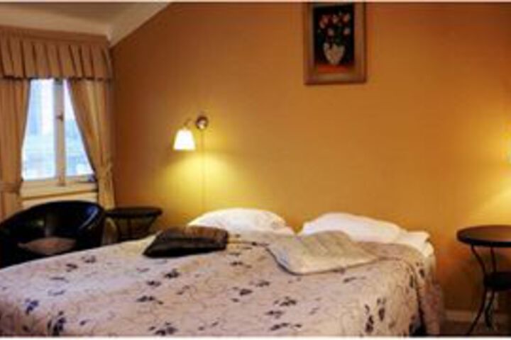 Room 9 of 28