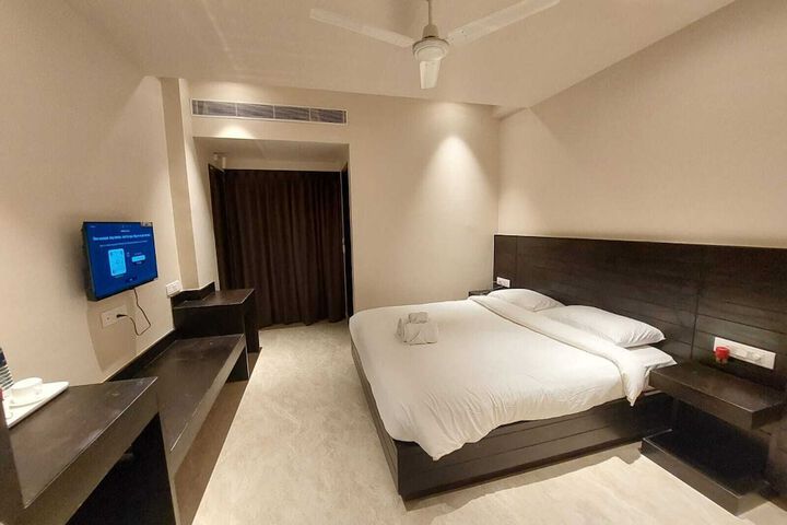 Room 6 of 8