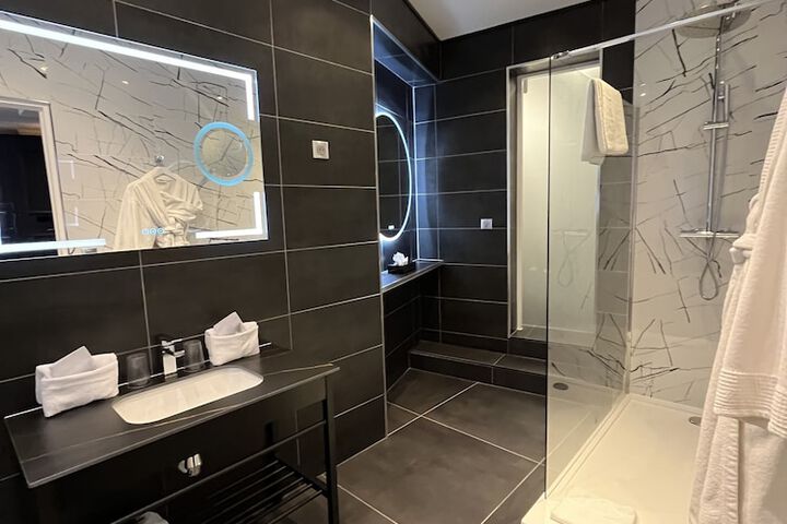 Room 9 of 62