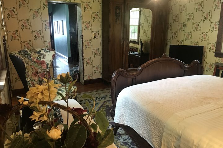 Room 8 of 83