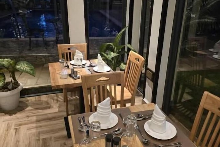 Dining 18 of 39