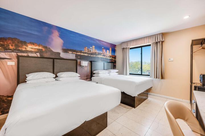 1 Queen Bed (3 of 9)