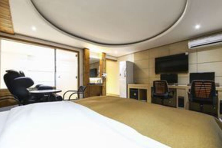 Room 4 of 7