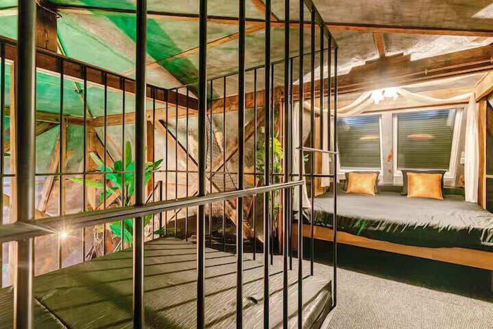 Room 4 of 37
