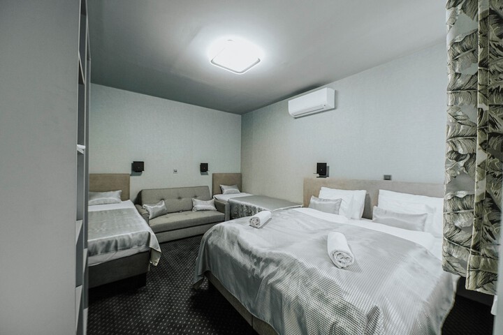 Room 9 of 33