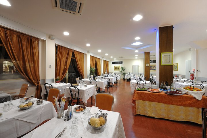 Dining 18 of 21