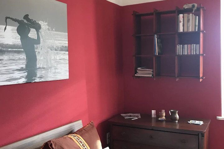 Room 6 of 10