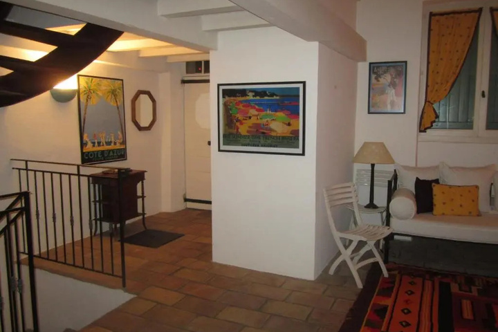 Room 7 of 9