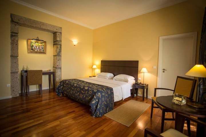 Room 4 of 33