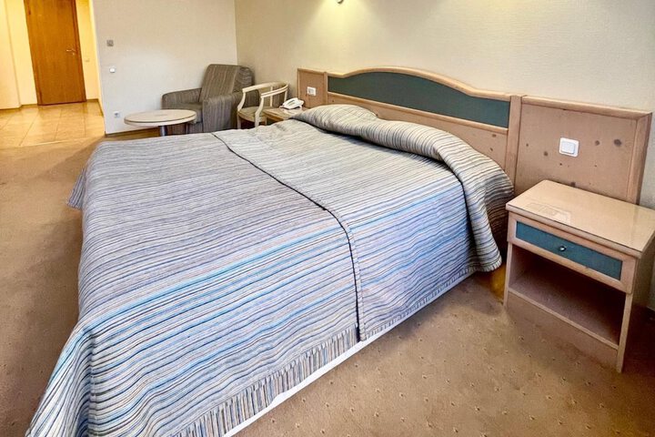 Room 12 of 37