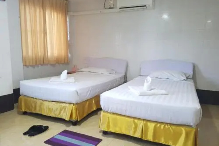 Room 4 of 12
