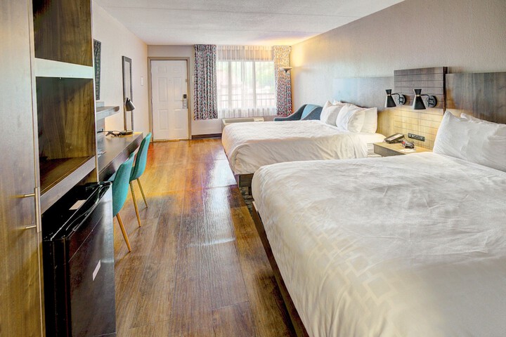 2 Queen Beds (14 of 15)