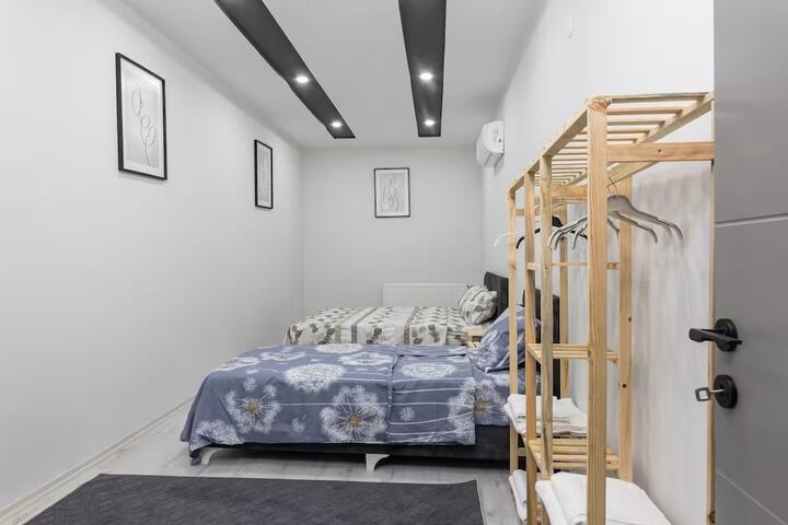 Room 33 of 293
