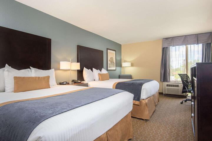 2 Queen Beds (2 of 4)