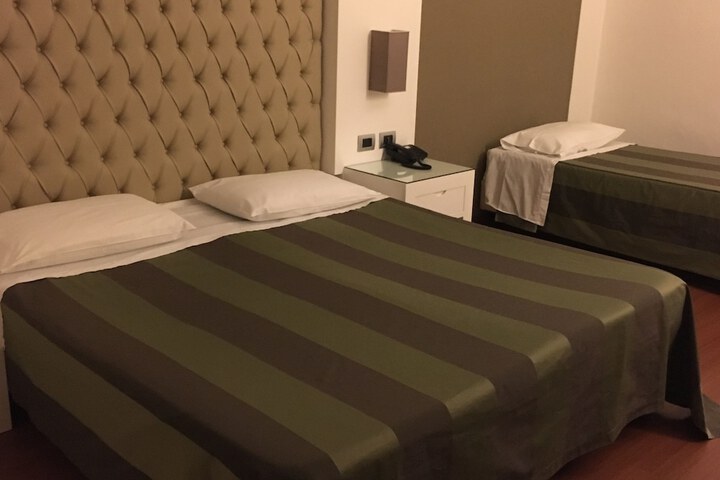 Room 4 of 32