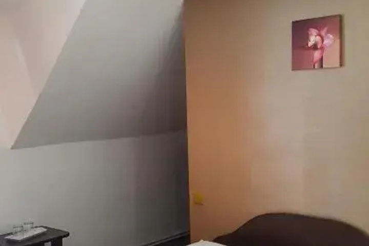 Room 5 of 12