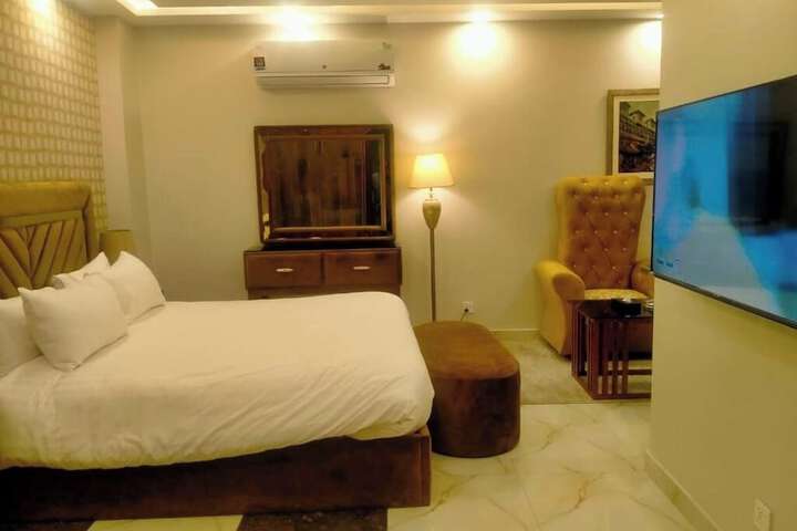 Room 7 of 16