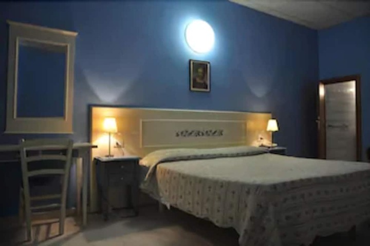 Room 9 of 25