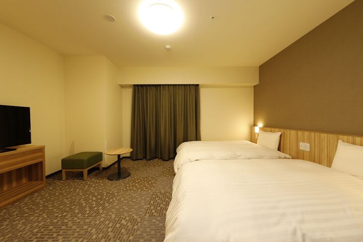 Room 8 of 90