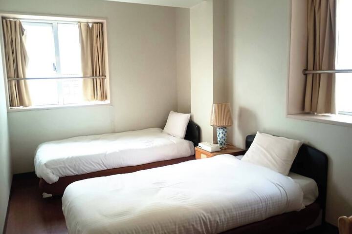 Room 11 of 16
