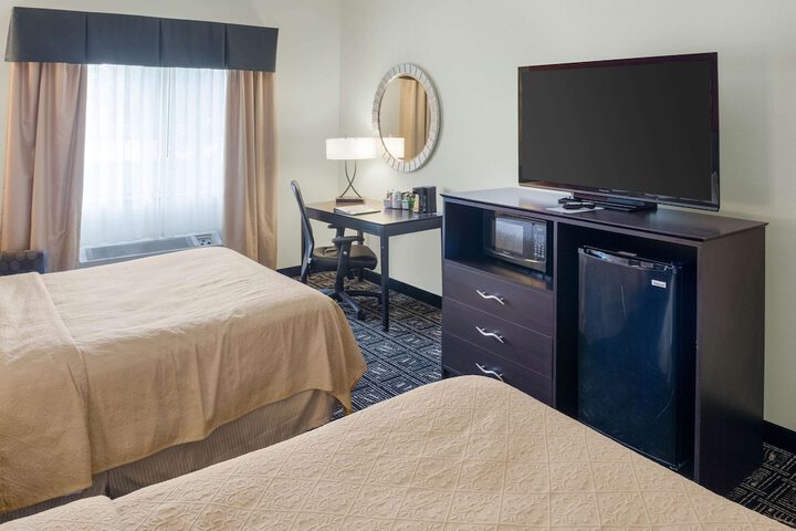 1 Queen Bed (1 of 6)