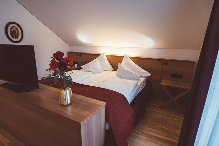 Room 4 of 66