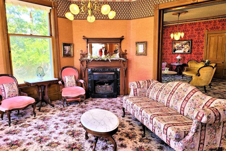 Lounge 32 of 43