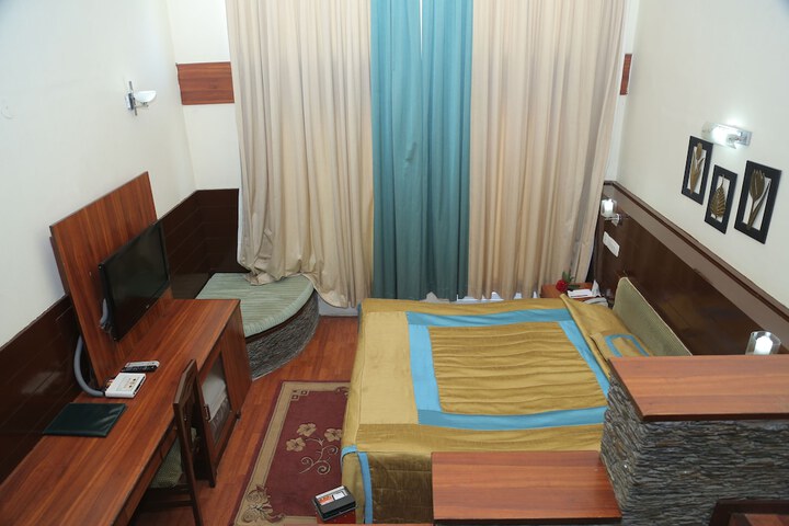 Room 4 of 102