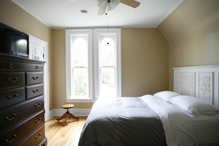 Room 4 of 99