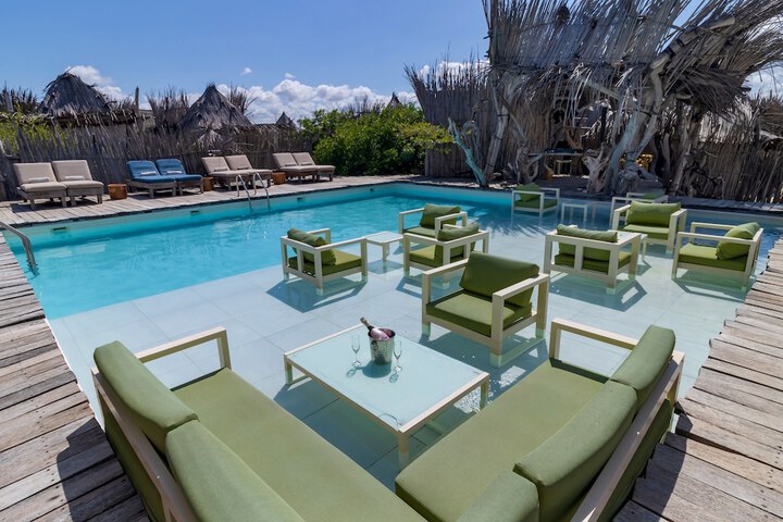 Pool 65 of 142