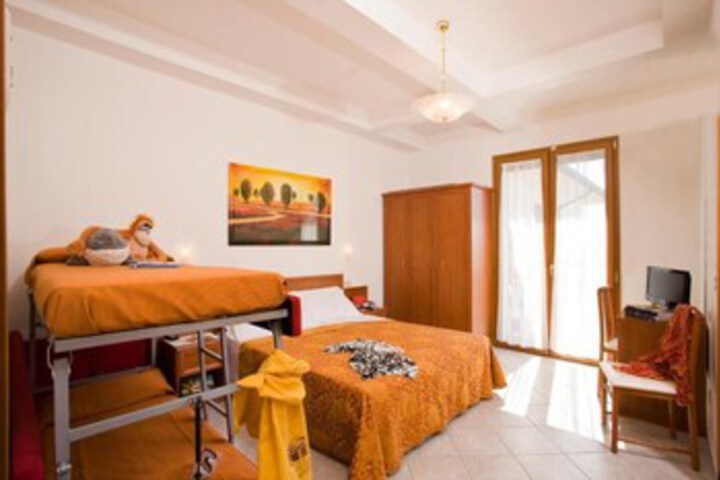Room 9 of 12