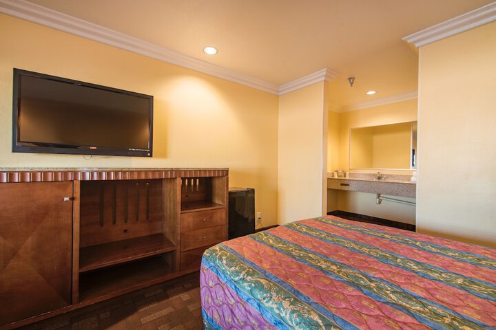 Double Deluxe King Bed (16 of 25)