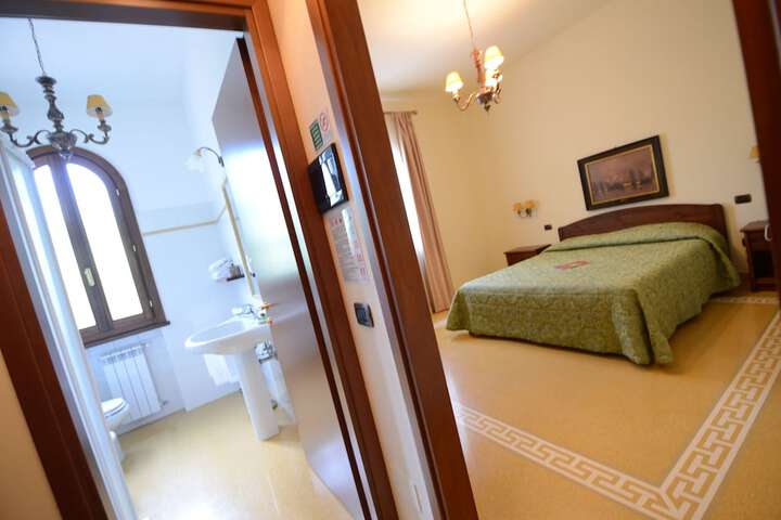 Room 7 of 28