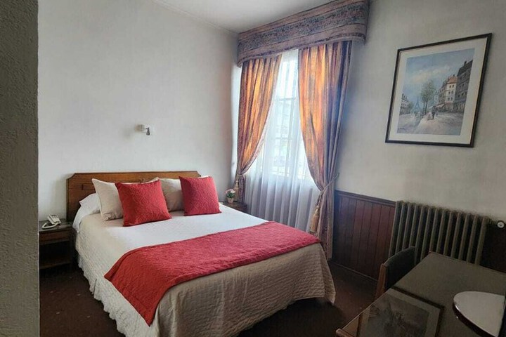 Room 9 of 16