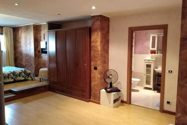 Room 5 of 65