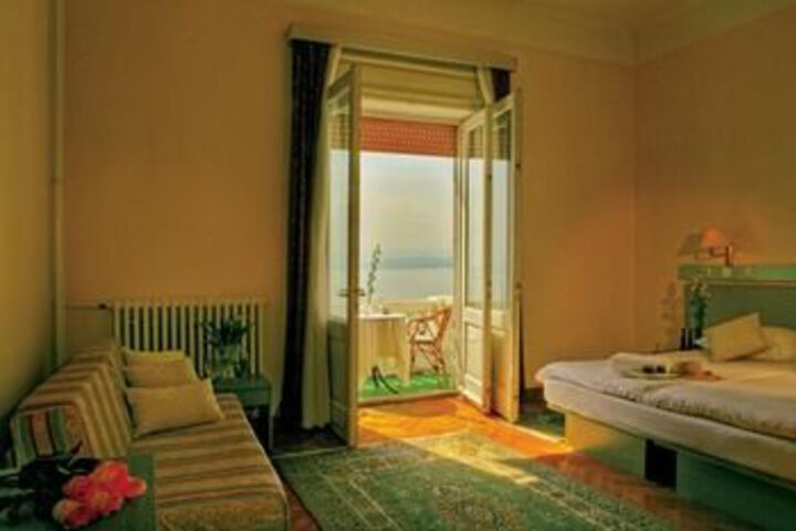 Room 12 of 18
