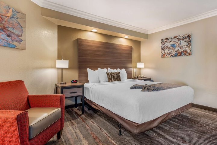 1 King Bed High Speed Balcony or Patio Microfridge Full Breakfast (12 of 12)