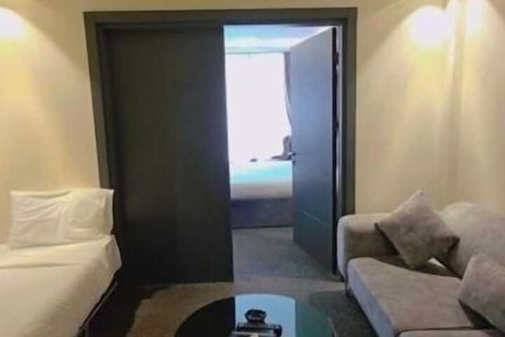 Room 10 of 28