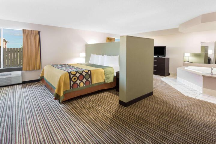 1 King Bed Deluxe Room (3 of 10)