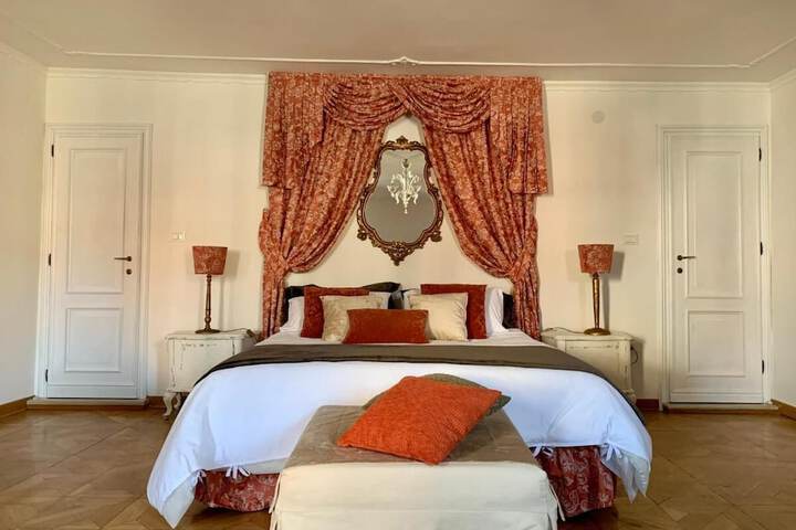 Room 6 of 30